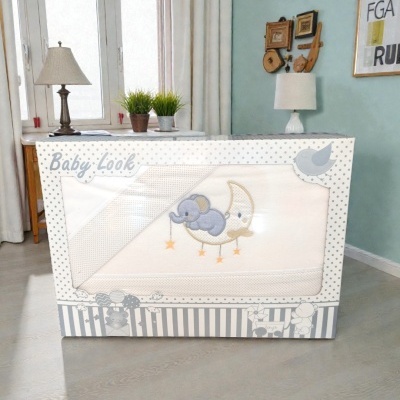 Caixa com têxtil para bebé com elefante bordado e lua.