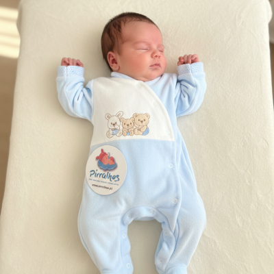 Macacão de bebé azul e branco com desenhos de animais, bebê a dormir deitado