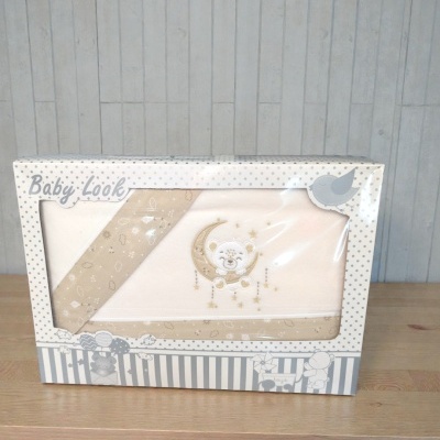 Conjunto de roupa de bebé branco e bege com urso bordado numa caixa com design cinzento