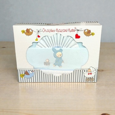 Caixa de presente com toalha azul clara para bebé e tecido branco com pontos azuis
