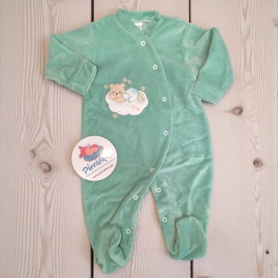 Macacão de bebé verde água com bordado de urso a dormir numa nuvem e botões de correr.