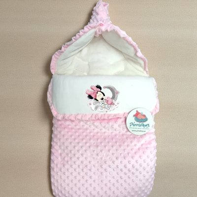 Saco de dormir rosa para bebé com estampa da Minnie e etiqueta Pirralhos
