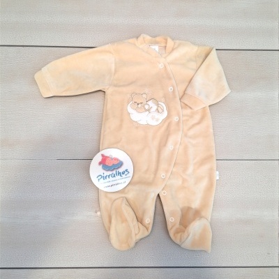 Pijama felpudo bege para bebé com ursinho bordado e etiqueta da marca Pirralhos