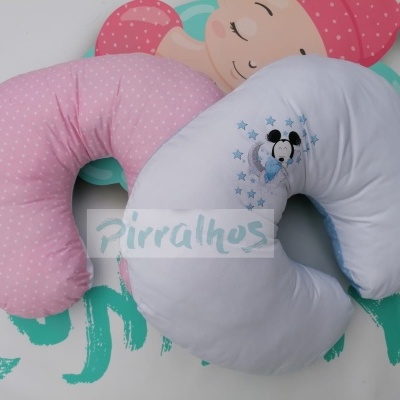 Duas almofadas em forma de U rosa e branca com design do Mickey Mouse