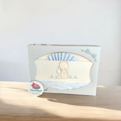 Caixa com conjunto para bebé azul e branco com estampa de ursos e etiqueta Pirralhos