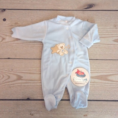 Pijama azul claro para bebé com bordado de ursinho e estrela