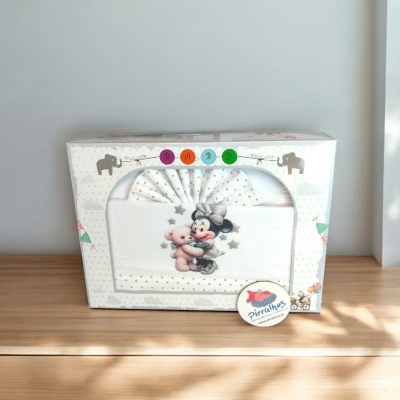 Caixa decorativa com roupa de bebé branca e imagem de personagem animada a abraçar urso de peluche