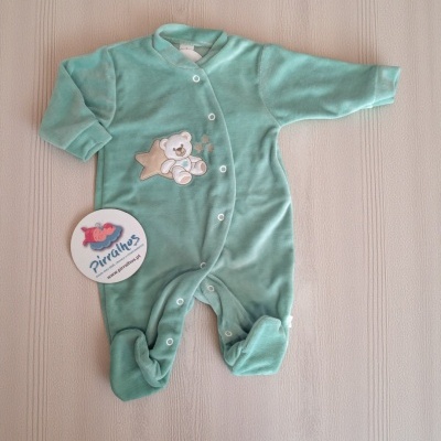 Macacão de bebé verde-água com ursinho bordado e etiqueta Pirralhos