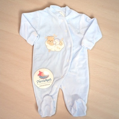Macacão azul claro para bebé com ursinho bordado e botões à frente