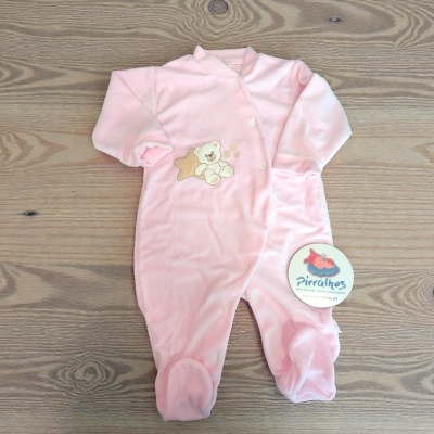Pijama cor-de-rosa de bebé com ursinho bordado e etiqueta da marca Pirralhos.