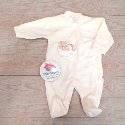Macacão de bebé creme com urso bordado e etiqueta Pirralhos
