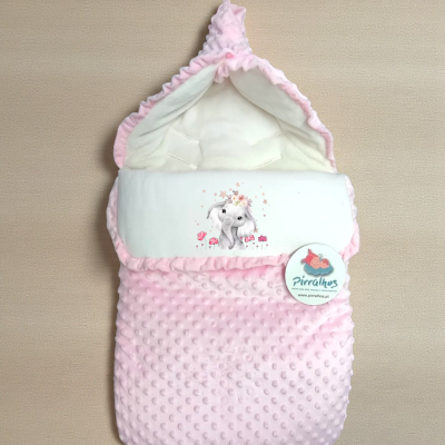 Saco de bebé rosa com elefante estampado e etiqueta da marca Pirralhos