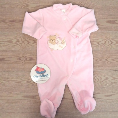 Macacão rosa de bebé com urso a dormir e etiqueta da marca Pirralhos
