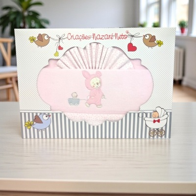 Conjunto de roupa de bebé rosa com ursinho e carrinho em embalagem decorada