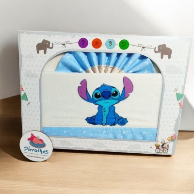 Fralda branca com faixa azul e personagem azul embalada numa caixa decorativa