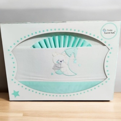 Conjunto de roupa de bebé com urso e lua, caixa branca com estrelas verdes