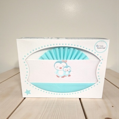 Caixa branca com estrelas azuis com têxteis de pinguins bordados