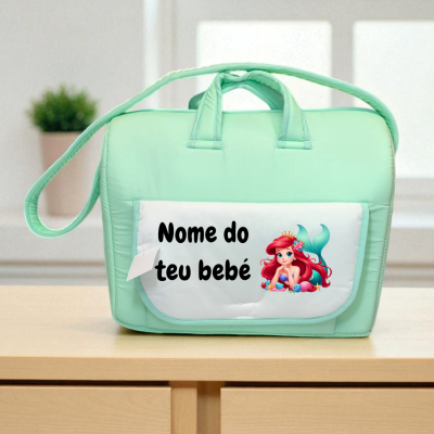 Mala de bebé verde claro com bolso branco e ilustração de sereia.