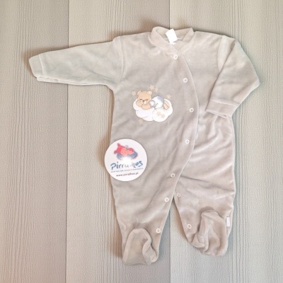 Macacão cinza claro para bebé com bordado de ursinho e etiqueta redonda