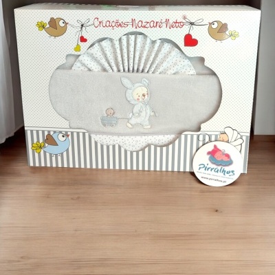 Conjunto de têxteis para bebé cinza com bordado de criança e pato em caixa decorada.
