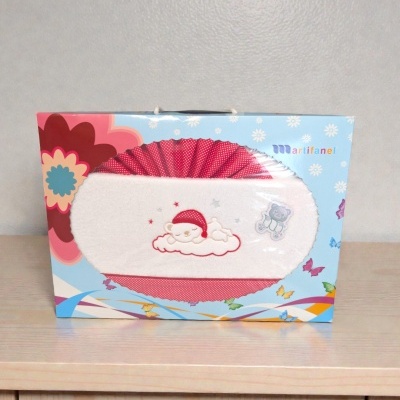 Caixa de presente com manta branca de urso bordado