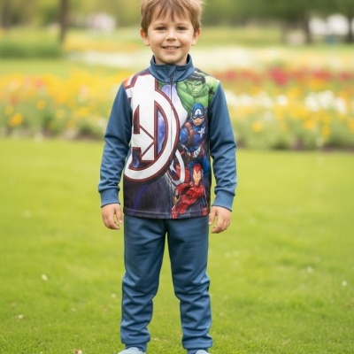 Menino com fato de treino dos Avengers num jardim