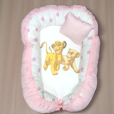 Ninho de bebé rosa e branco com estampado do Rei Leão e almofada pequena