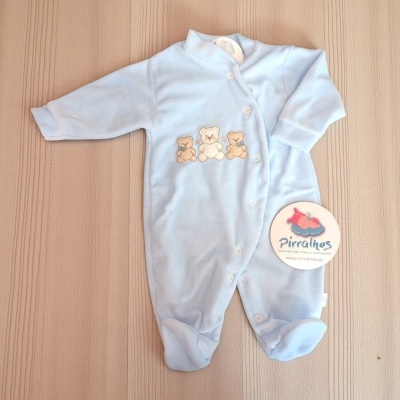 Macacão azul claro para bebé com ursinhos bordados e etiqueta redonda da marca Pirralhos