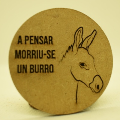 objeto redondo de cartão com desenho de cabeça de burro e texto em português