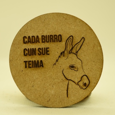 Disco redondo de cortiça com gravação a laser de um burro e texto em letras maiúsculas