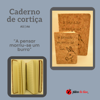 Cadernos de cortiça com texto e desenho na capa e páginas interiores com linhas.