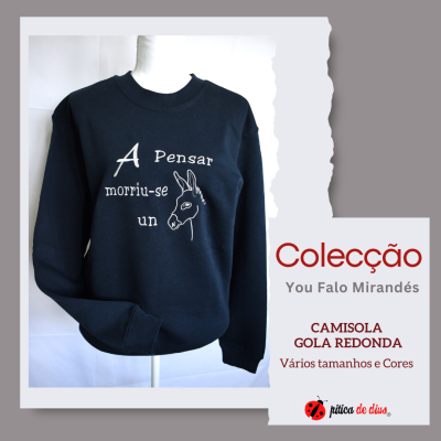 Camisola preta gola redonda com desenho de burro e texto em branco