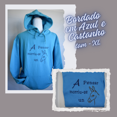 Casaco de capuz azul com bordado castanho com frase e desenho de burro