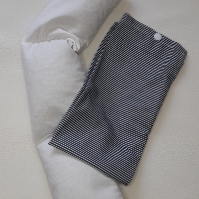 Almofada longa branca com saco riscado branco e preto com botão branco