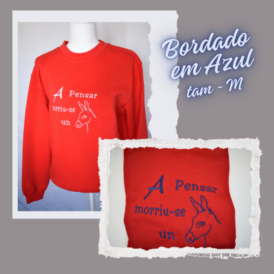 Sweatshirt vermelha com bordado azul texto e desenho de burro