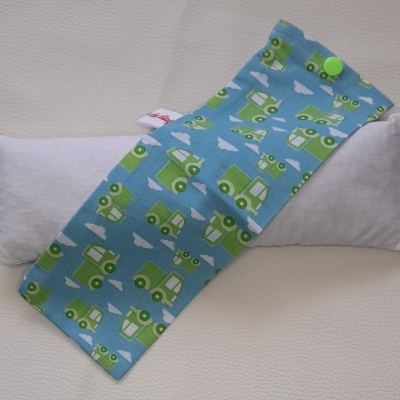 Almofada branca com bolsa azul estampada com carrinhas verdes e botões verdes