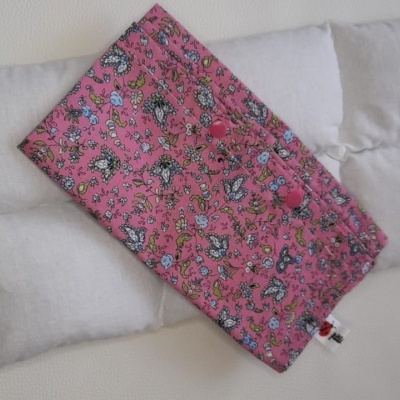 Almofadas branca e rosa com padrão de borboletas