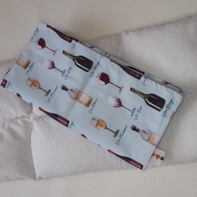 Almofada branca com suporte estampado de vinho azul claro