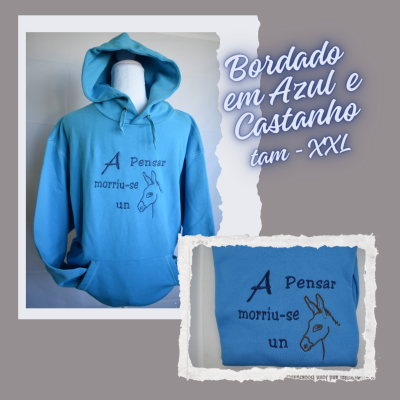 Sweatshirt azul com capuz e bordado castanho de burro e texto