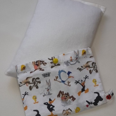 Almofada branca com fronha estampada com personagens Looney Tunes