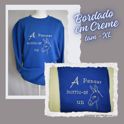 Camisola azul bordada com texto e desenho de burro, tamanho XL.