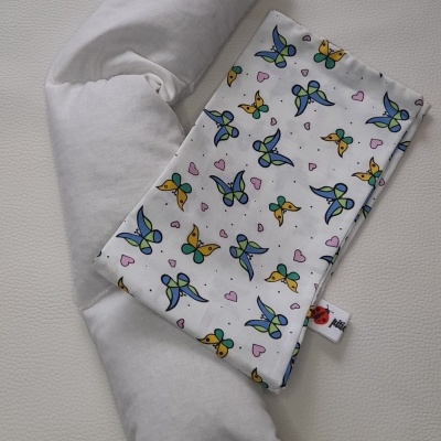 Travesseiro branco com fronha estampada de borboletas e corações