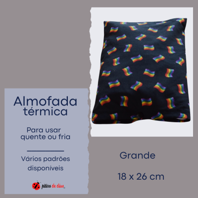 Almofada térmica com bandeiras arco-íris sobre fundo preto, indicada para uso quente ou fria