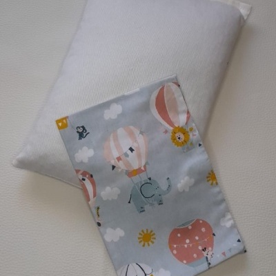 Travesseiro branco com almofada infantil estampada com balões e animais