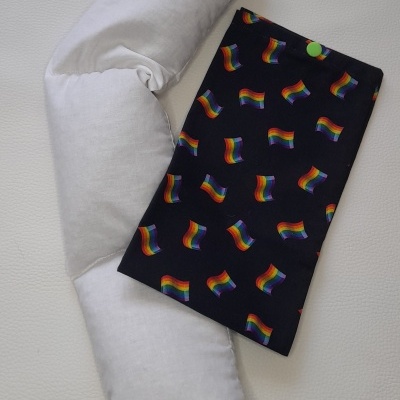 Travesseiro branco com capa preta de padrões coloridos