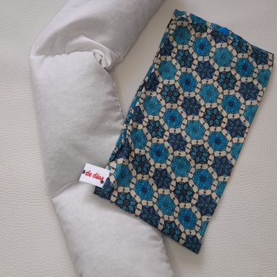 Almofada branca e saco com padrão geométrico azul