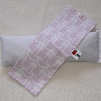 Almofada retangular branca com capa rosa claro estampada