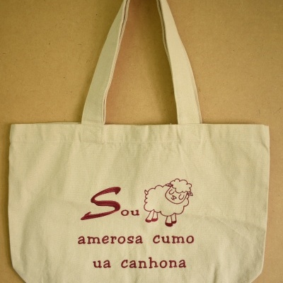 Saco de algodão com alças e texto com desenho de ovelha em tinta vermelha
