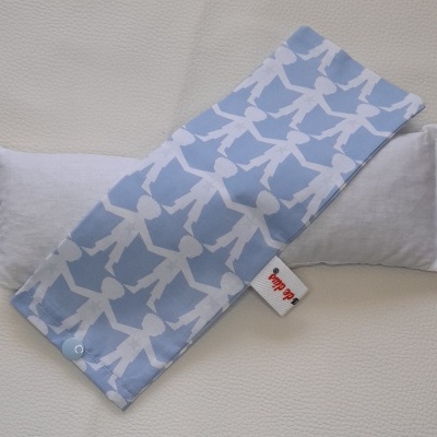Almofada azul claro com figuras humanas brancas sobre almofada branca