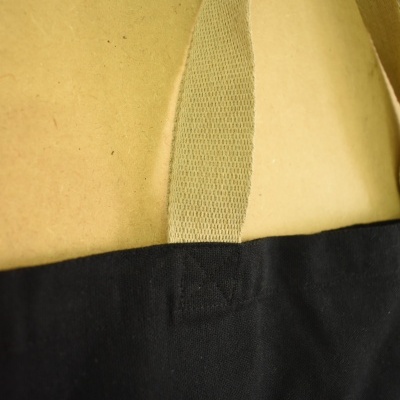 Mala preta com alça bege e bordado colorido